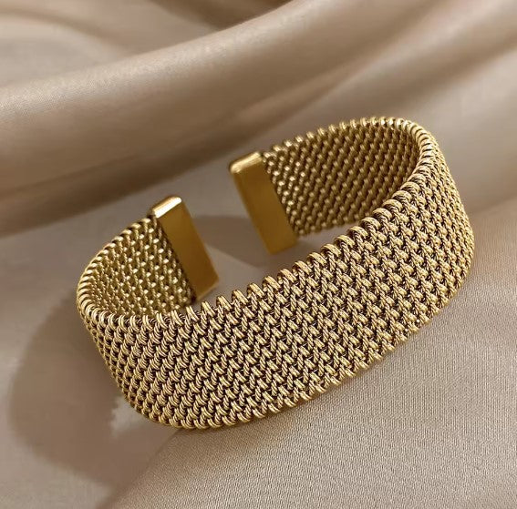 Elegancka pleciona bransoletka z otwartym designem
