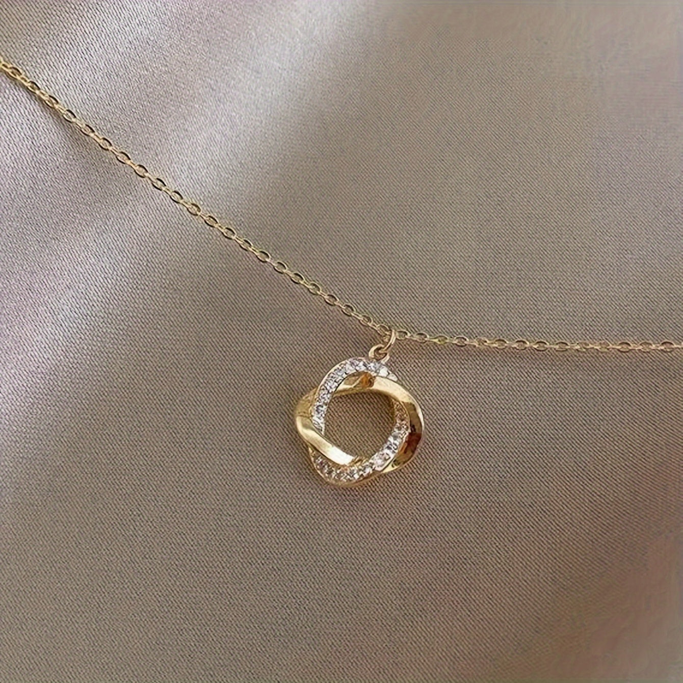 Elegancka Zawieszka w Złocie z Diamentami Syntetycznymi