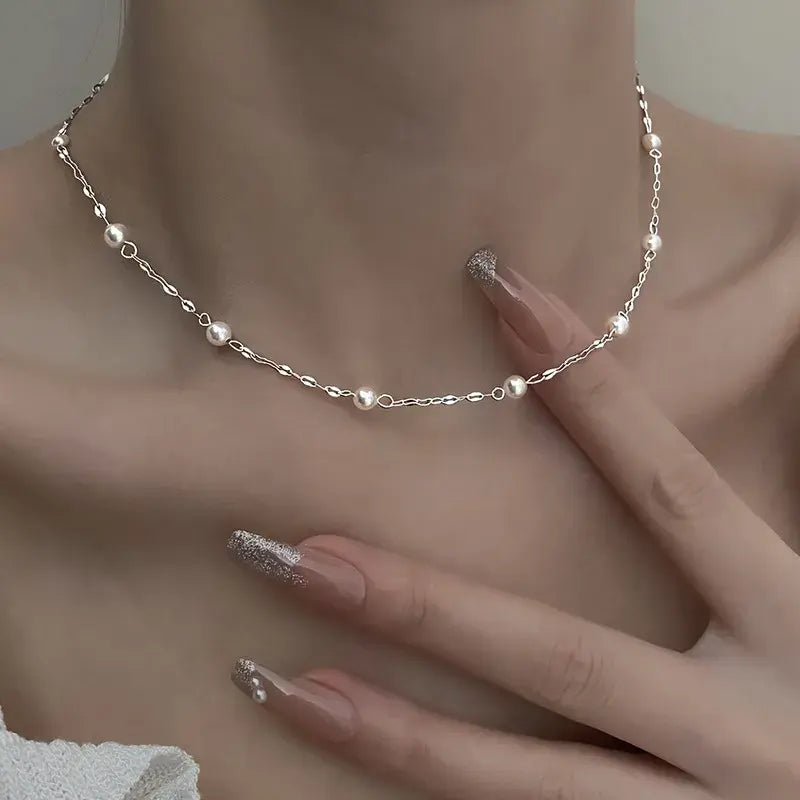 Elegancka kolia z błyszczącymi perłami