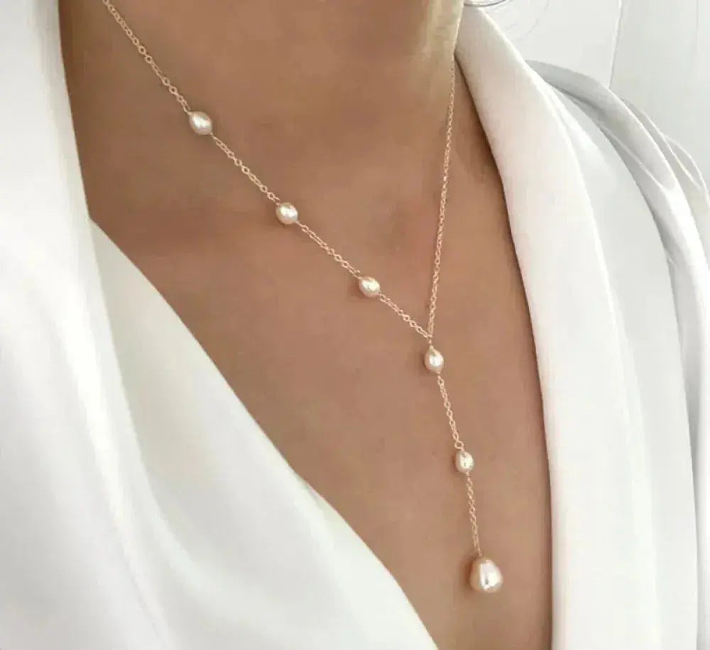Elegancka vintage kolia z zawieszką i perłami